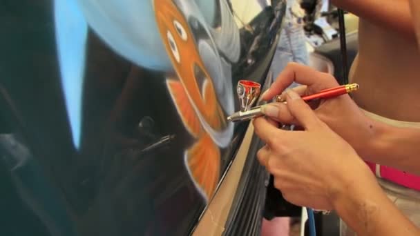 Målare målar med sprutpistol, airbrush bil — Stockvideo