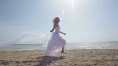 plajda çalışan gelin