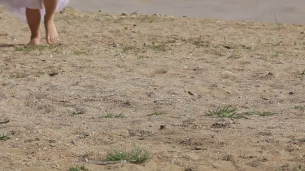 Bruid loopt langs het strand. — Stockvideo