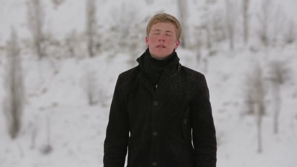 Jovem esperando alguém no parque de inverno — Vídeo de Stock