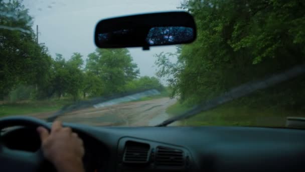 Auto fahren bei Regen — Stockvideo