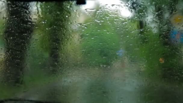 在挡风玻璃上的雨滴 — 图库视频影像