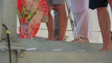 insanlar ayrılan ayaklarına yakın çekim. insanlar bırakarak.