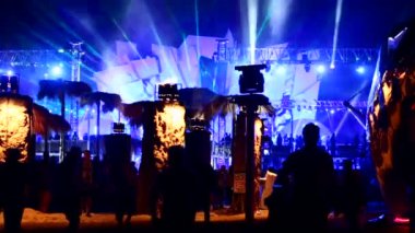 Kırım, Ukrayna, 03 Ağustos 2013 kazantip festivalin açılış resmi. gece Festival bölgesi