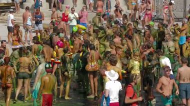 Kırım, Ukrayna, 06 Ağustos 2013, katılımcıların kazantip 2013 boya ile renkli. ağır çekim