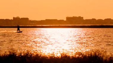 kitesurfer denizin içinde. Kitesurfing. ağır çekim