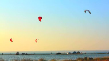 Deniz akşam sörf. akşam kitesurfers.