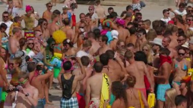 Kırım, Ukrayna, 06 Ağustos 2013, katılımcıların kazantip 2013 boya ile renkli. ağır çekim