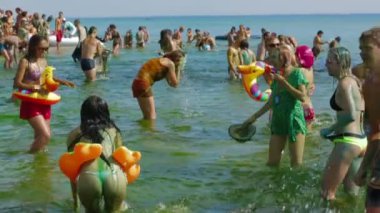 Kırım, Ukrayna, 06 Ağustos 2013, kazantip 2013 çalışmakla deniz Paint'te silsin katılımcılar. ağır çekim