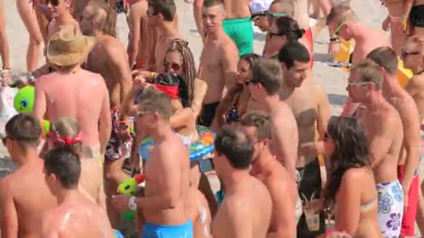 CRIMEA, UCRAINA, 06 AGOSTO 2013, Partecipanti Kazantip 2013 ricoperti di vernice . — Video Stock