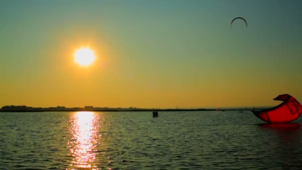 Practicing kitesurfing on a summer evening. Kitesurfing. — Stock Video