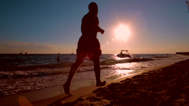Nádherná pláž při západu slunce. letní dovolená. — Stock video