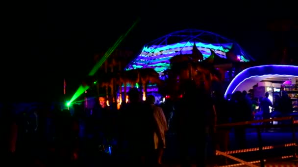 Krim, Ukraine, 03. August 2013, offizielle Eröffnung des Kazantip-Festivals. Festival-Gelände bei Nacht — Stockvideo