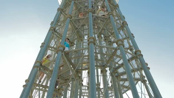 Krym, Ukrajina, 03 srpen 2013, oficiální zahájení festivalu kazantip. lidé zkoumat umělecké instalace na území festivalu. — Stock video