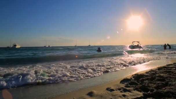 Orang-orang menikmati musim panas di resor laut. Resor musim panas . — Stok Video