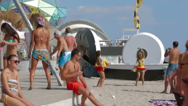 Krym, Ukrajina, 03 srpen 2013, účastníci kazantip 2013 trávit čas na pláži. Zpomalený pohyb — Stock video