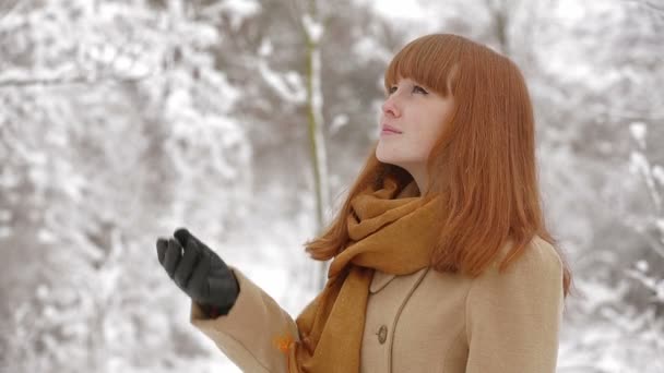 Fröhliches und lächelndes Wintermädchen im Freien im Kiefernwald — Stockvideo