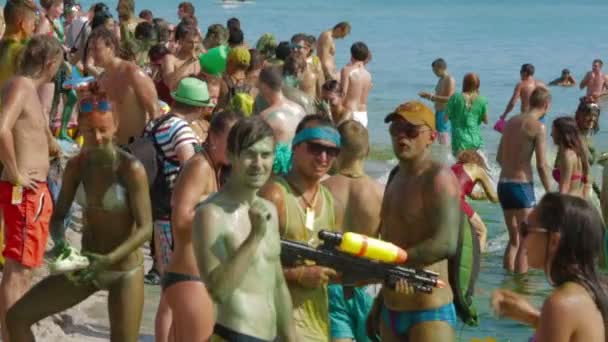 Krym, Ukraina, 06 sierpnia 2013, uczestnicy kazantip 2013 stara się zmyć farbę na morzu. zwolnionym tempie — Wideo stockowe