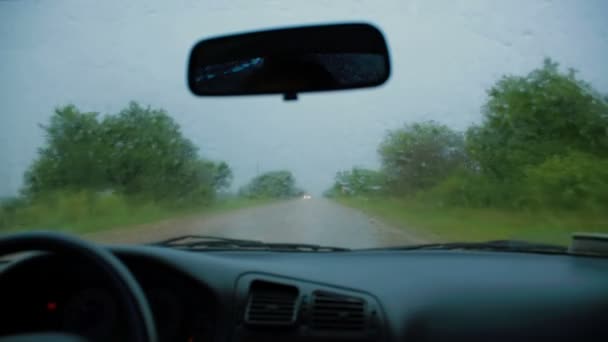 Regentropfen auf der Autoscheibe. Nahaufnahme. — Stockvideo