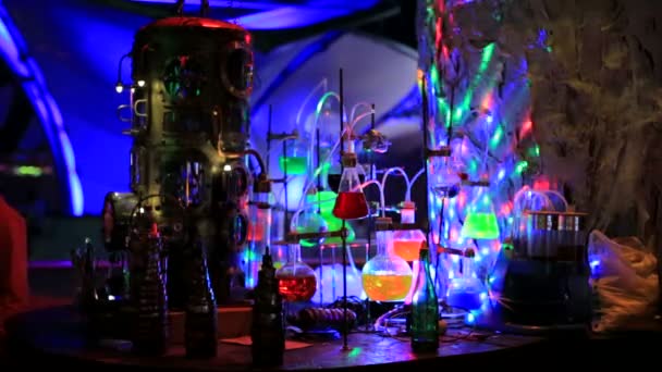 Tubes et verres chimiques sur disco — Video