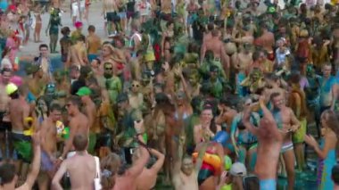 Kırım, Ukrayna, 03 Ağustos 2013, katılımcıların kazantip 2013 boya ile kaplı. ağır çekim