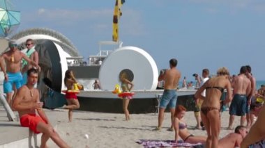 Kırım, Ukrayna, 03 Ağustos 2013, kazantip 2013 harcama saat katılımcıları sahilde.