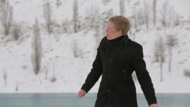 biri kış parkta bekleyen genç adam