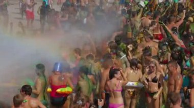 Kırım, Ukrayna, 06 Ağustos 2013, katılımcıların kazantip 2013 çalışmakla boya silsin için