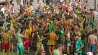 Kırım, Ukrayna, 06 Ağustos 2013, katılımcıların kazantip 2013 çalışmakla boya silsin için