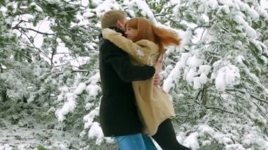 snowy orman aşık çift. bir ormandaki iki. ağır çekim.