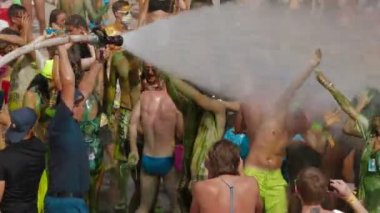 Kırım, Ukrayna, 06 Ağustos 2013, katılımcıların kazantip 2013 boya ile kaplı. ağır çekim