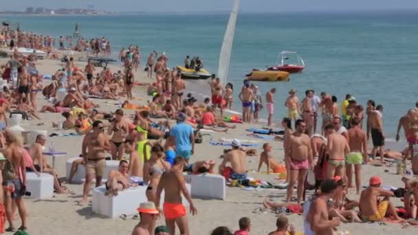 Krim, Oekraïne, 03 augustus 2013, deelnemers van kazantip 2013 tijd doorbrengen op het strand. — Stockvideo