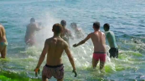 CRIMEA, UCRAINA, 06 AGOSTO 2013, Partecipanti a Kazantip 2013 divertirsi in mare . — Video Stock