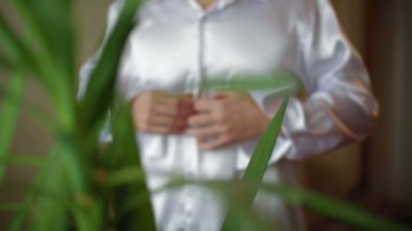 heyecanlı damat giyinmek.