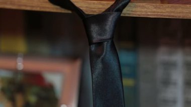 İpek kravat ve gömlek.