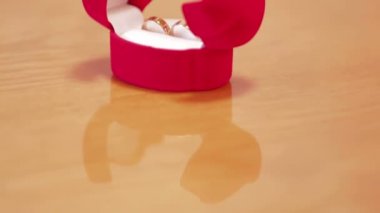 bir kutu içinde iki nişan yüzük