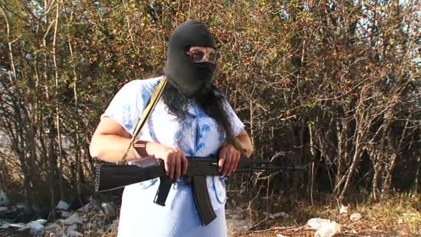 Őrült nő felszerelt, mint egy terrorista. — Stock videók