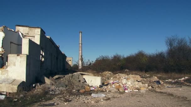 Bâtiment abandonné et endommagé .