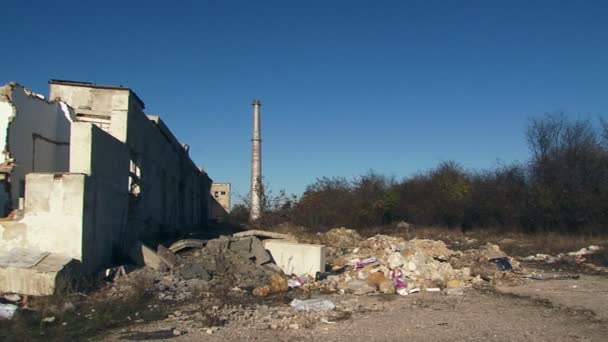 Edificio abandonado y dañado . — Vídeos de Stock