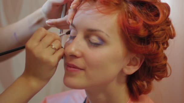 Make-up-Artist setzt Lidschatten auf. — Stockvideo