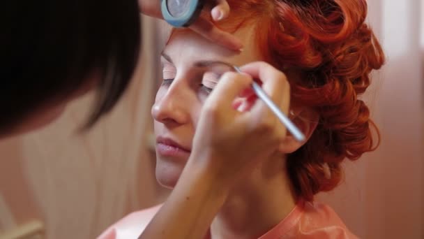 Zetten make-up op wenkbrauwen. — Stockvideo