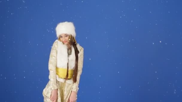 Mooie sneeuw meisje — Stockvideo