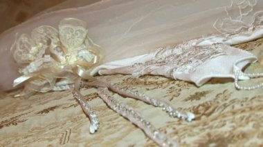 Gelinin düğün aksesuarları.