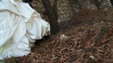 yeni evliler birbirlerine kucaklayan.