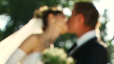 Yeni evli bir parkta öpüşme.