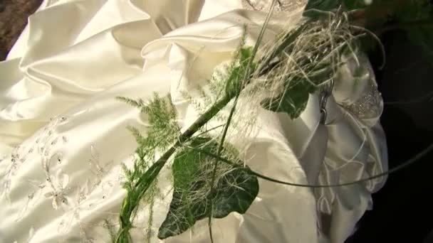 Mariée se balançant dans un parc 