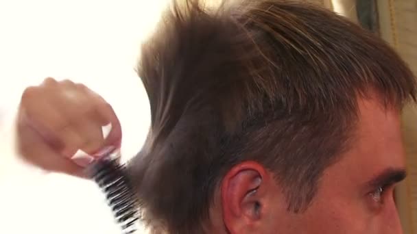 Człowiek w salon fryzjerski. — Wideo stockowe