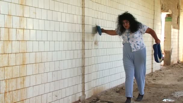 Mujer loca en un hospital abandonado . — Vídeos de Stock