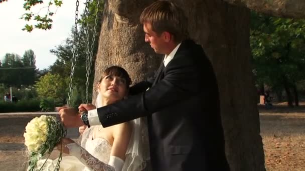 Nygift par i en park. — Stockvideo