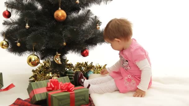 petite fille décoration arbre de Noël.